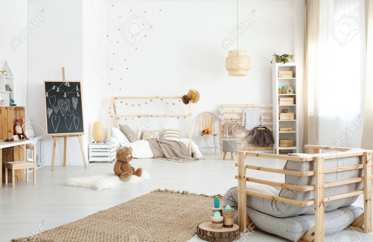 Geraumiges Modernes Kinderzimmer Mit Sessel Spielzeug Und Zubehor Lizenzfreie Fotos Bilder Und Stock Fotografie Image 76943261