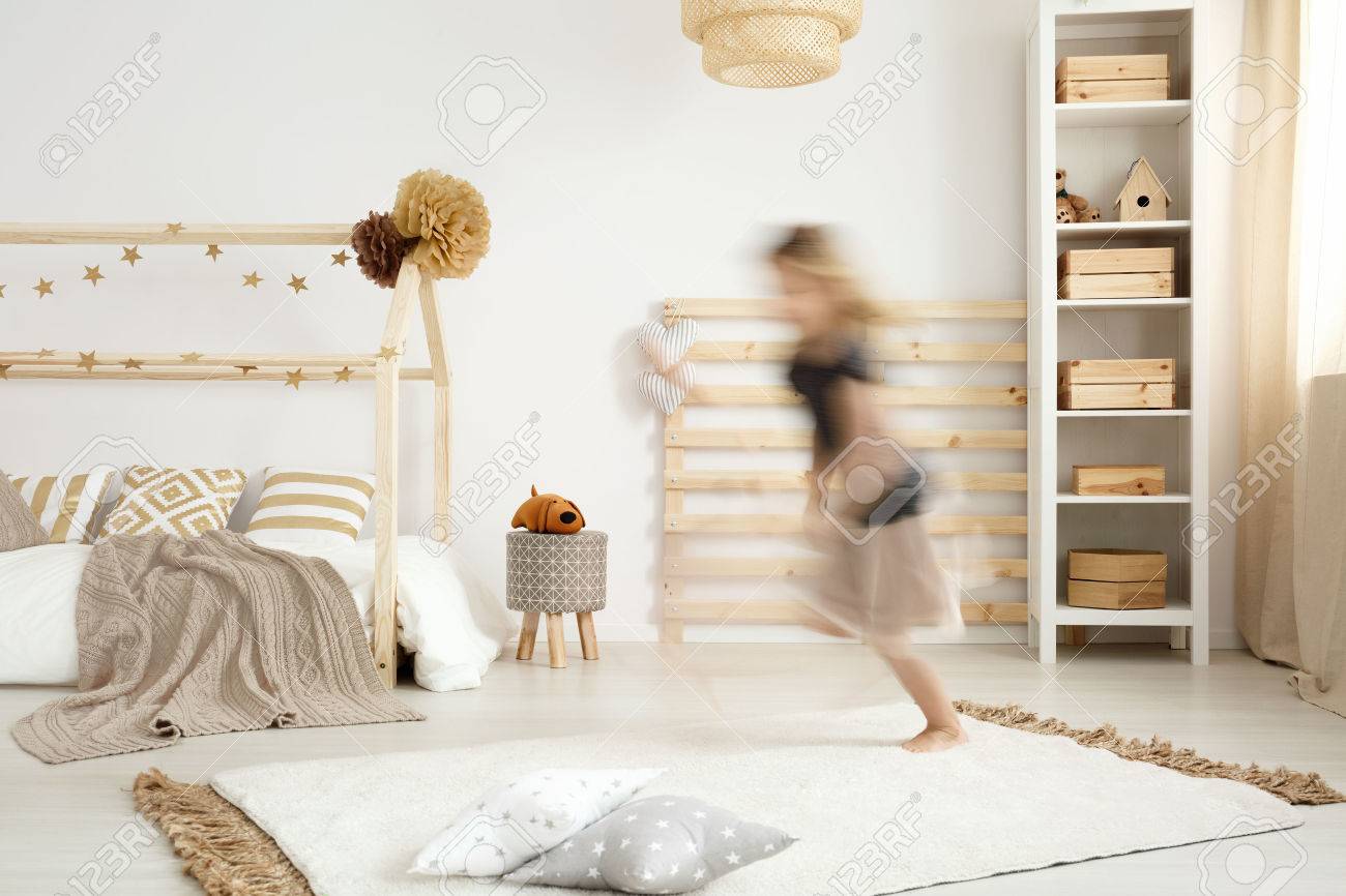 Mädchen Läuft In Einem Skandinavischen Stil Schlafzimmer Lizenzfreie ... Mädchen Läuft In Einem Skandinavischen Stil Schlafzimmer Lizenzfreie ...