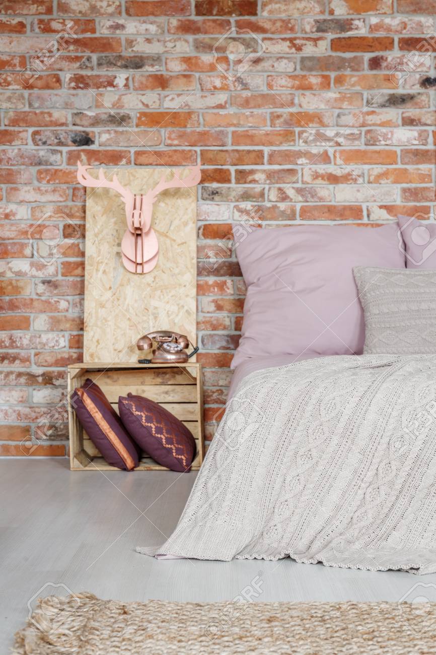 Decoration En Bois Mise A Jour Dans La Chambre Avec Mur De Briques Rouges Banque D Images Et Photos Libres De Droits Image 76957585