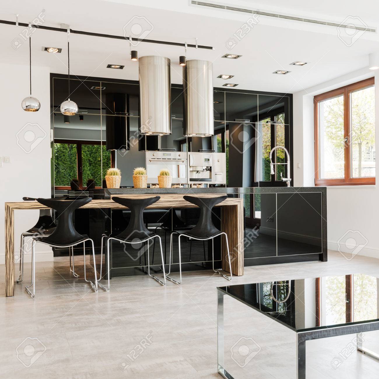 Cucina Moderna Aperta Con Isola Cucina In Legno E Armadi Ad Alta ... Cucina Moderna Aperta Con Isola Cucina In Legno E Armadi Ad Alta ...