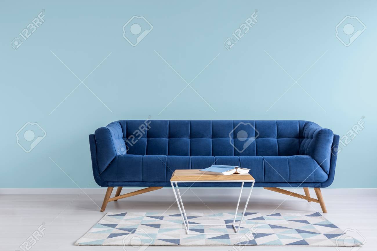 Décor Assez Simple De Salon Avec Canapé Bleu Et Mur Bleu Clair ... Décor Assez Simple De Salon Avec Canapé Bleu Et Mur Bleu Clair ...