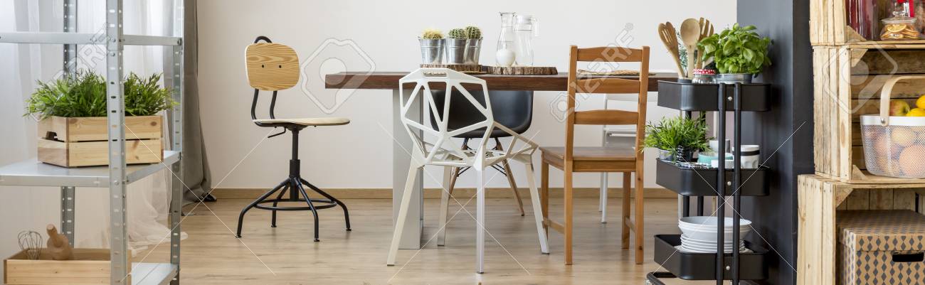 Mesa De Madera Grande En La Habitación Luminosa Brillante Comedor ... Mesa De Madera Grande En La Habitación Luminosa Brillante Comedor ...