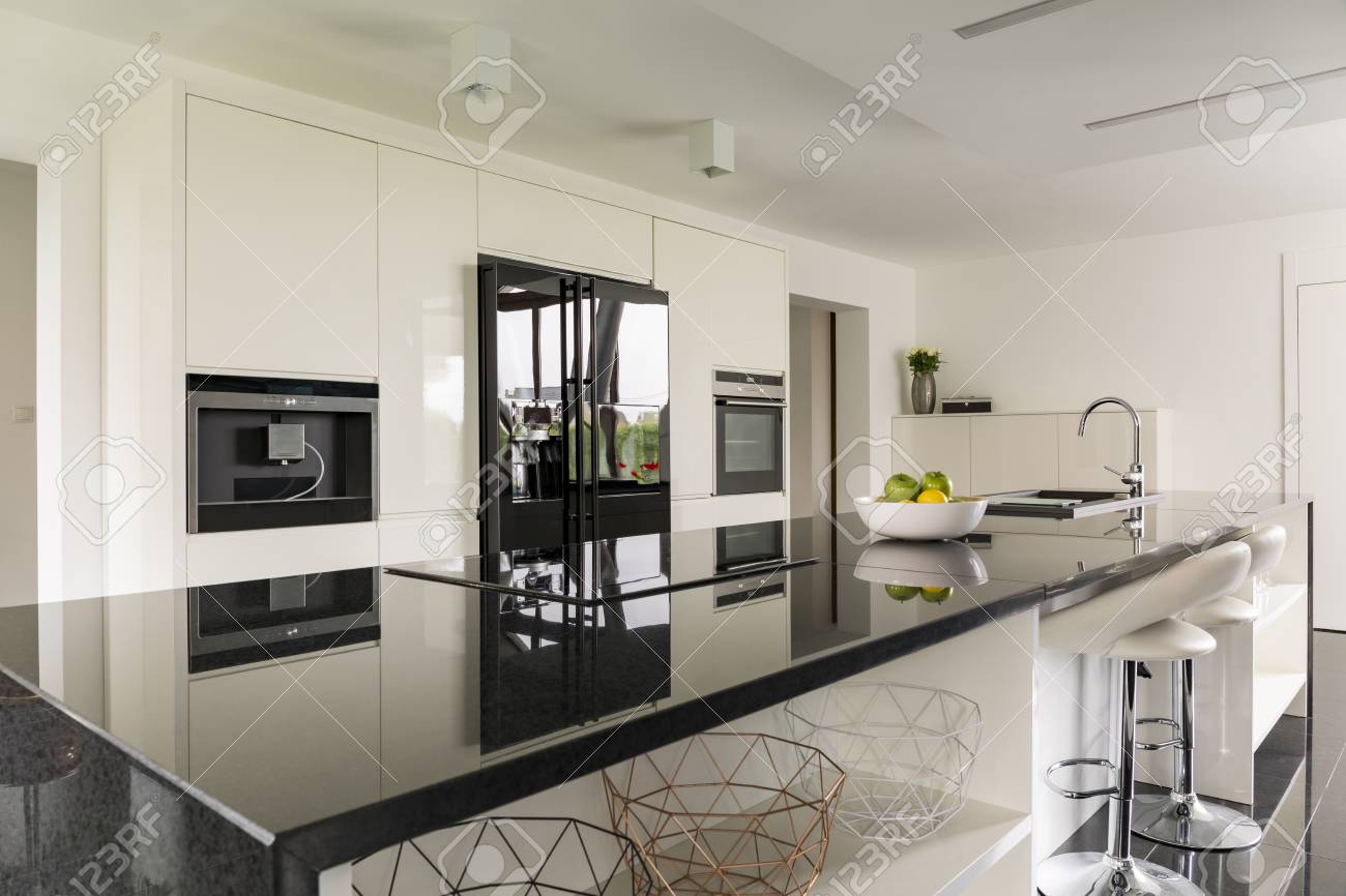 kücheninsel mit marmor-wotktop im luxuriösen interieur