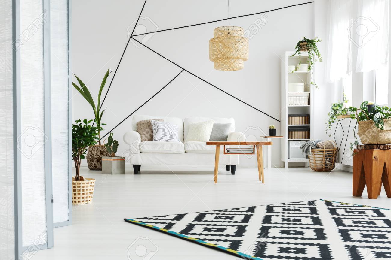 Geraumiges Weisses Loft Mit Schwarz Weissem Teppich Und Holzmobeln Lizenzfreie Fotos Bilder Und Stock Fotografie Image 78002543