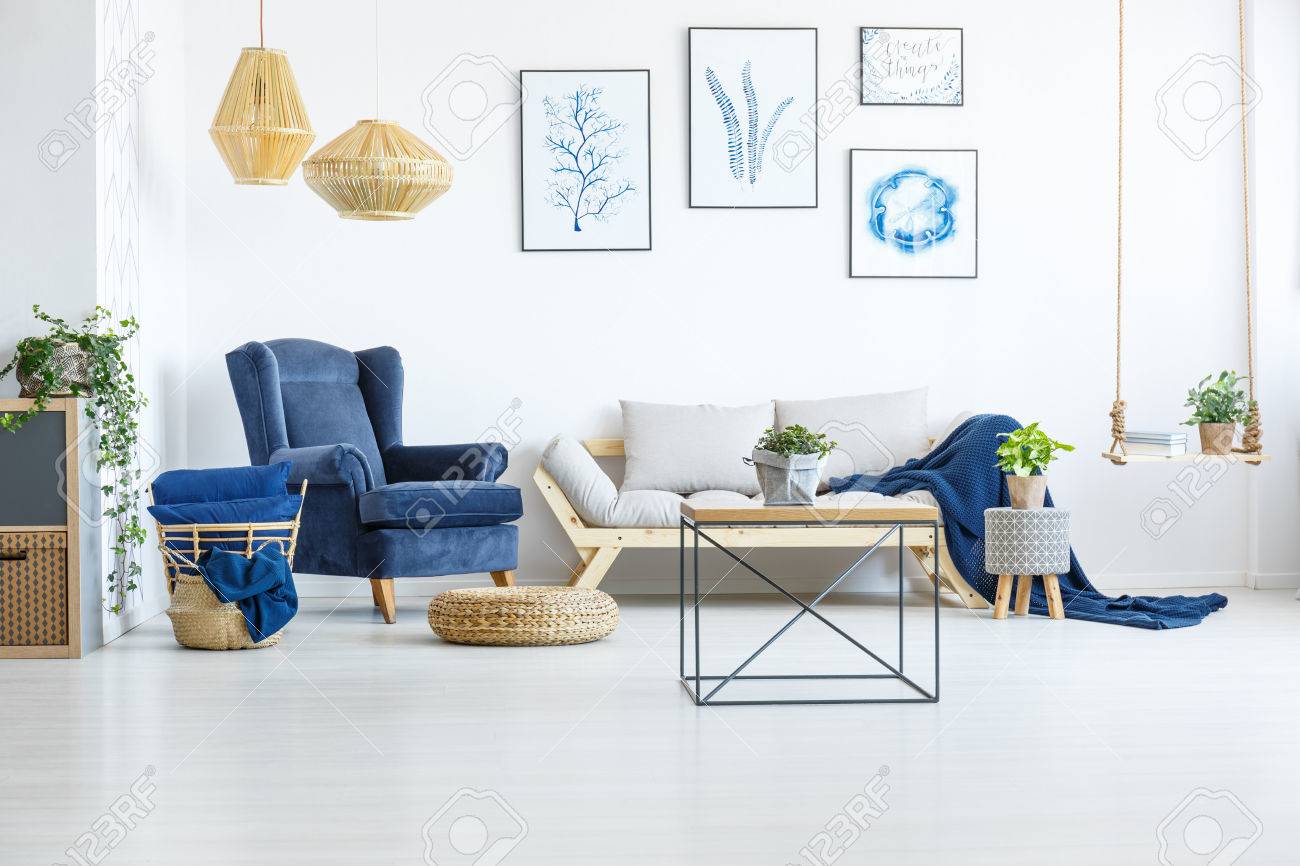 Salon Blanc Avec Fauteuil Bleu Marine, Canapé Et Affiches Banque D ... Salon Blanc Avec Fauteuil Bleu Marine, Canapé Et Affiches Banque D ...