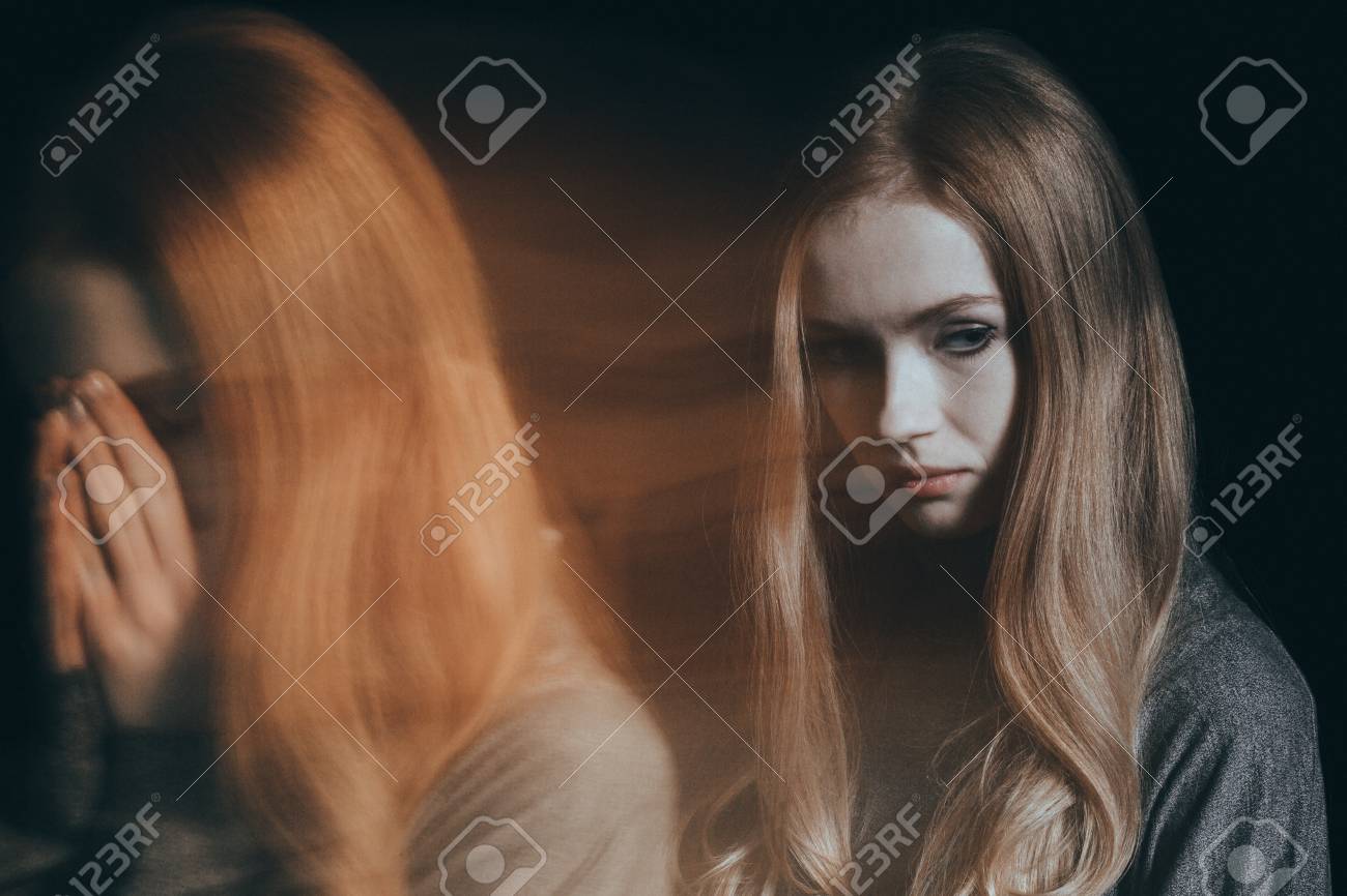 彼女の顔を覆っている精神障害を持つ若い 悲しい女 の写真素材 画像素材 Image