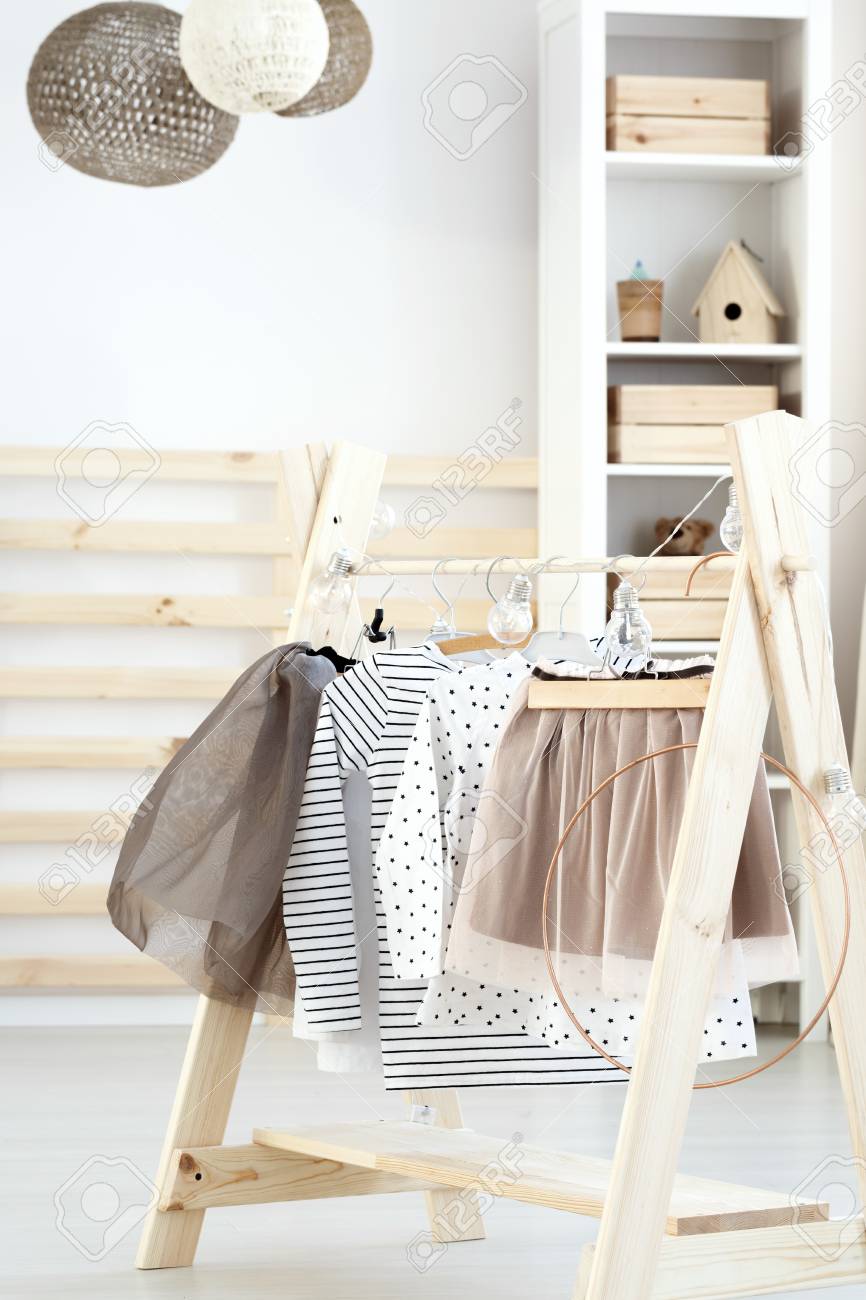 möbel für mädchen zimmer radiocasares baby natürliche mädchen zimmer mit weißen wand und diy möbel standardbild 81687960 natürliche mit weißen und möbel für mädchen zimmer radiocasares baby natürliche mädchen zimmer mit weißen wand und diy möbel standardbild 81687960 natürliche mit weißen und