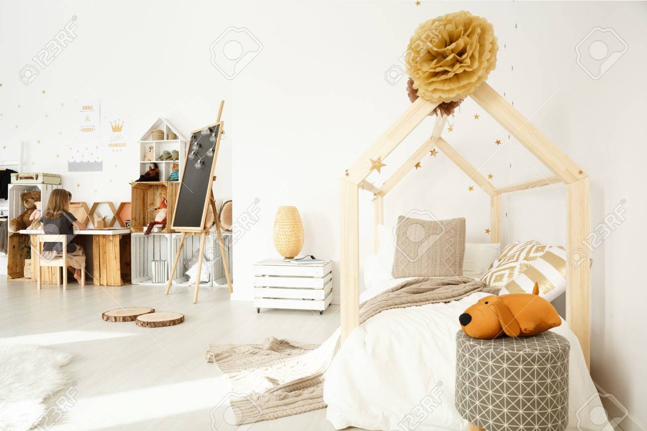 Décor De La Chambre Des Filles Scandinaves En Couleur Blanche Avec ... Décor De La Chambre Des Filles Scandinaves En Couleur Blanche Avec ...