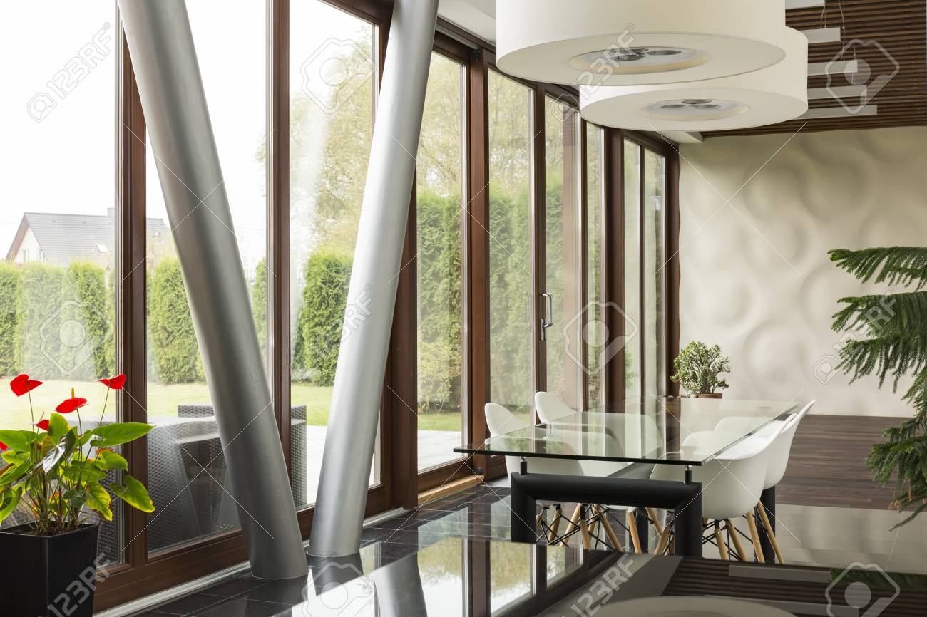 Grandes Ventanas En La Pared En El Comedor De Diseno Moderno