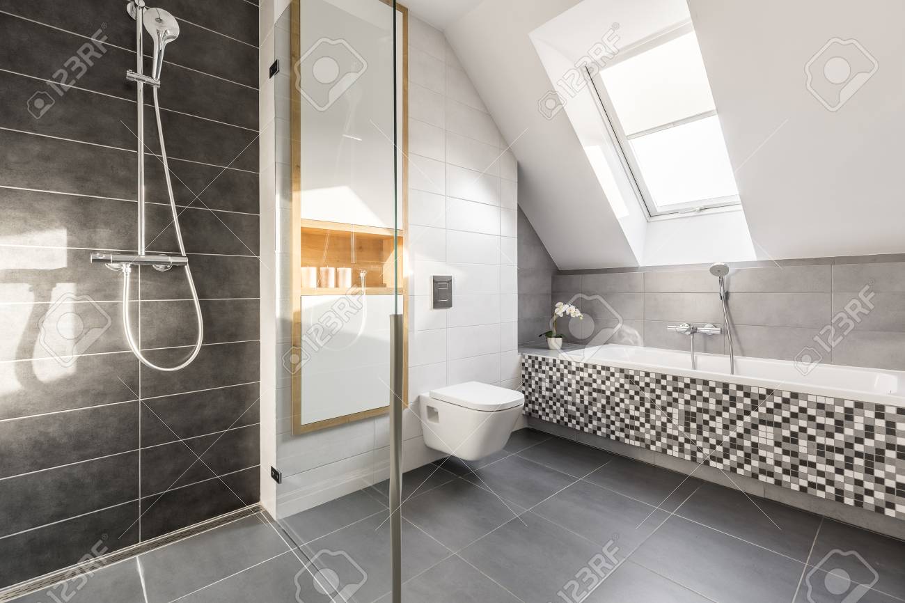 Salle De Bain Elegante En Pierre Lumineuse Avec Baignoire En Mosaique Et Douche Spacieuse Banque D Images Et Photos Libres De Droits Image 81873678 Salle De Bain Elegante En Pierre Lumineuse Avec Baignoire En Mosaique Et Douche Spacieuse Banque D Images Et Photos Libres De Droits Image 81873678