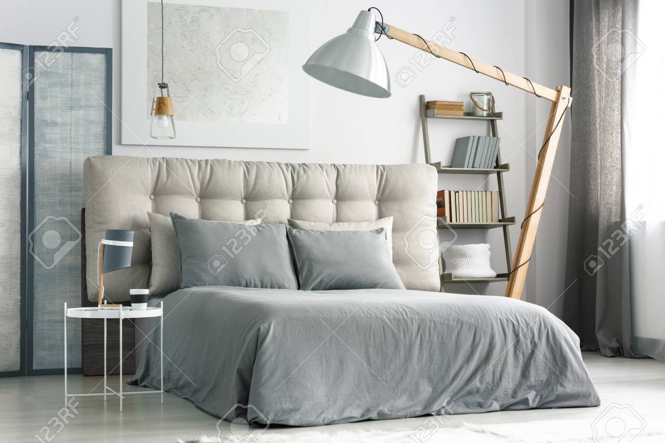 Grosse Holzlampe In Der Nahe Von Bequemen Bett Mit Grauen Betten Lizenzfreie Fotos Bilder Und Stock Fotografie Image 82088487