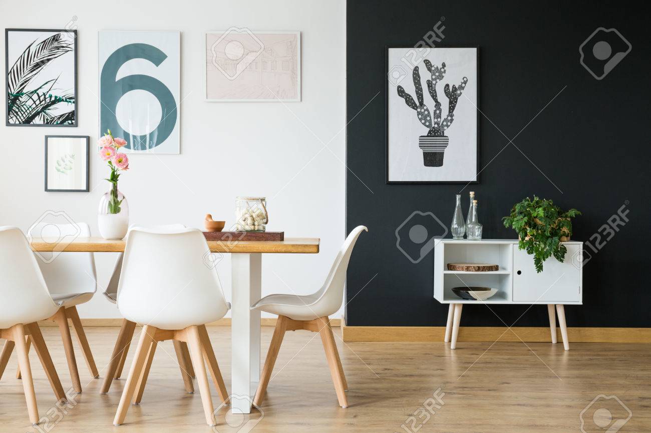 Schwarze Und Weisse Wand Im Esszimmer Mit Pflanzen Lizenzfreie Fotos Bilder Und Stock Fotografie Image 81946348