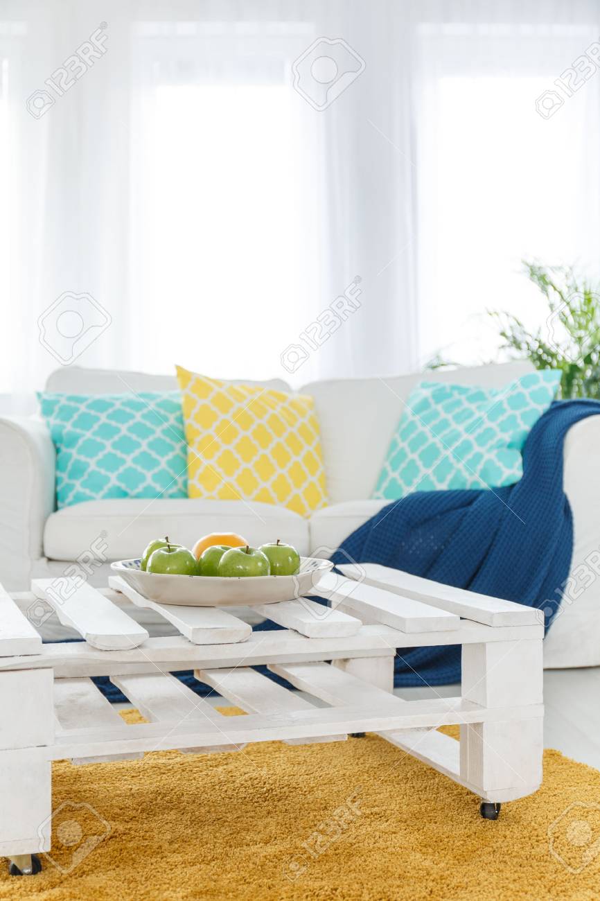 白いエレガントなソファ 明るいリビング ルームで Diy パレット エンド テーブル の写真素材 画像素材 Image 82148957