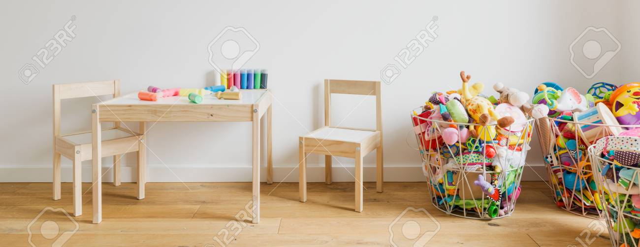 Holzerner Kleiner Tisch Und Stuhle Fur Kinder Mit Zeichenstiften Auf