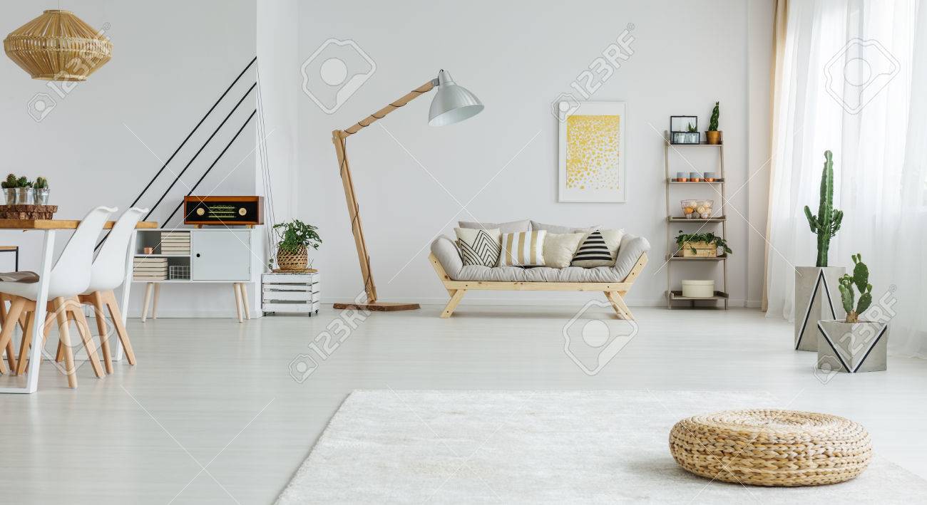 Acogedora Sala De Estar Blanca Con Espacio De Comedor Y Sofá De ... Acogedora Sala De Estar Blanca Con Espacio De Comedor Y Sofá De ...