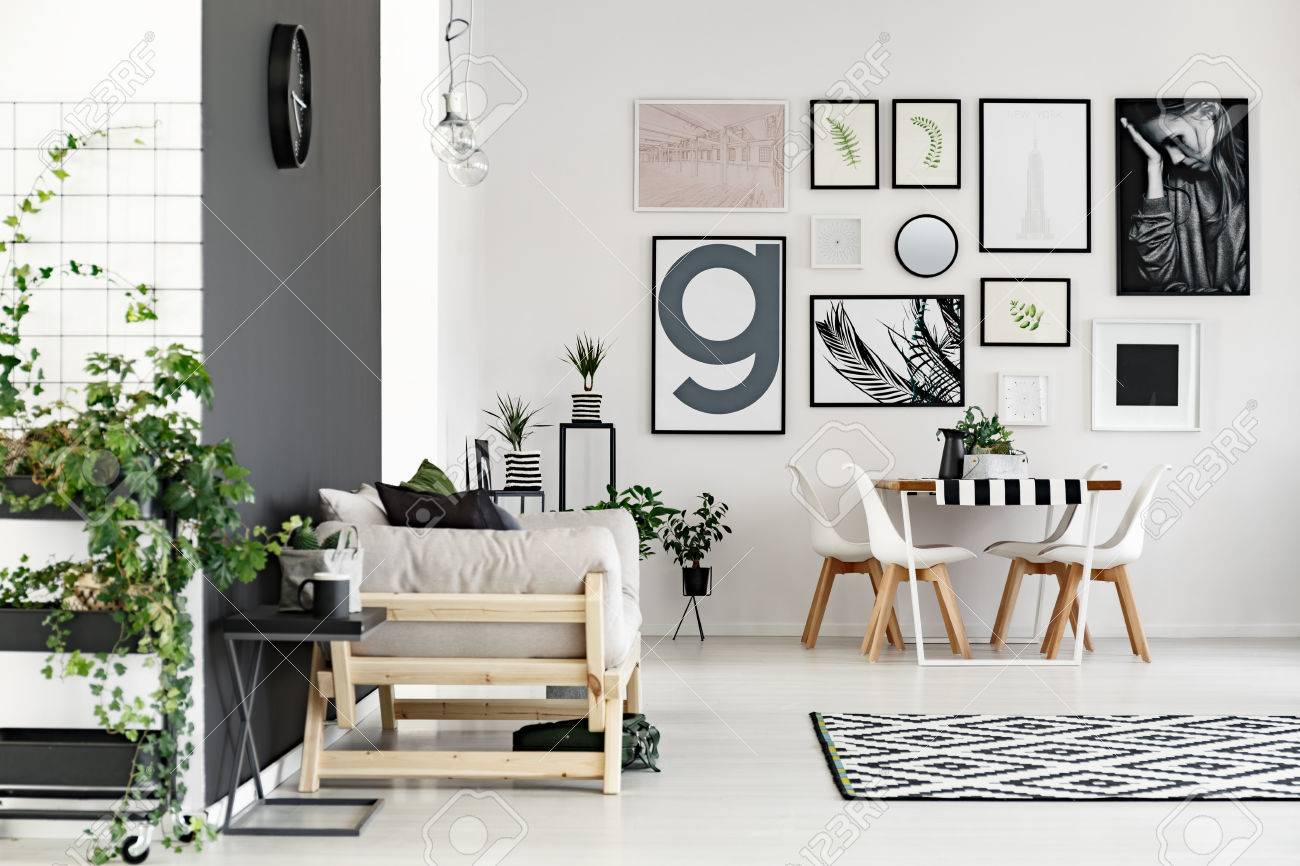 Elegante Sala De Estar Con Sofá Conectado Con Un Pequeño Comedor ... Elegante Sala De Estar Con Sofá Conectado Con Un Pequeño Comedor ...