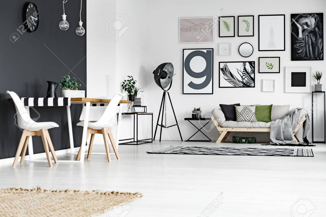 Comedor En El Espacioso Salón En Blanco Y Negro Con Sofá Fotos ... Comedor En El Espacioso Salón En Blanco Y Negro Con Sofá Fotos ...