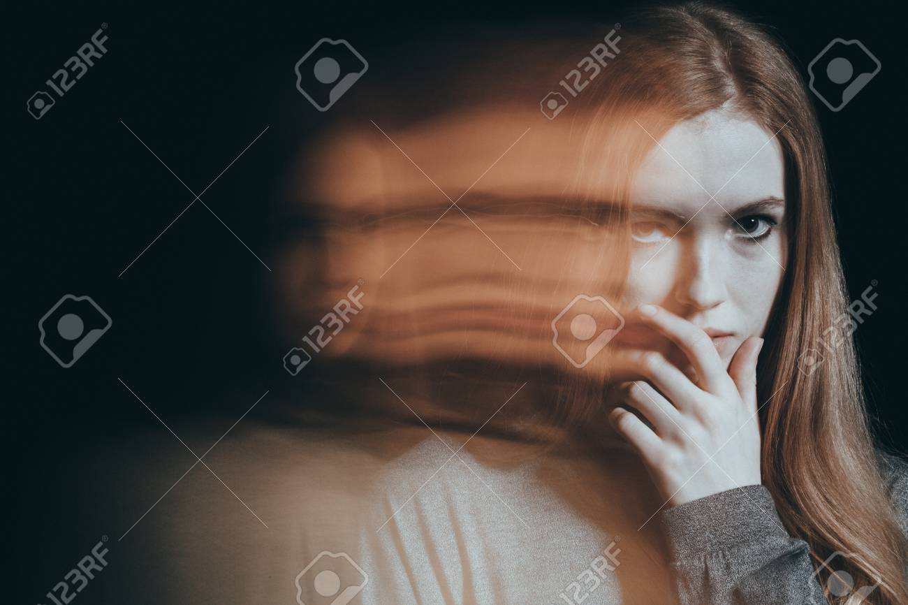 彼女の目は彼女の口に手を握って疑い深い表情で少女 の写真素材 画像素材 Image 彼女の目は彼女の口に手を握って疑い深い表情で少女 の写真素材 画像素材 Image