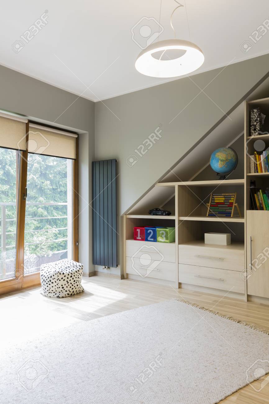 Helles Und Geraumiges Kinderzimmer Mit Balkon Im Dachgeschoss Lizenzfreie Fotos Bilder Und Stock Fotografie Image 83169680
