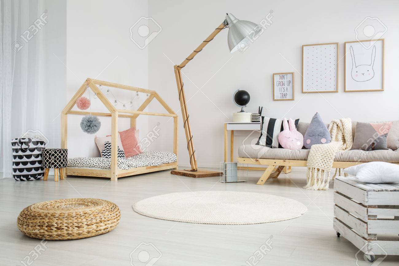 Kreatives skandinavisches Kinderschlafzimmer in der modernen Wohnung mit großer hölzerner Lampe Kreatives skandinavisches Kinderschlafzimmer in der modernen Wohnung mit großer hölzerner Lampe