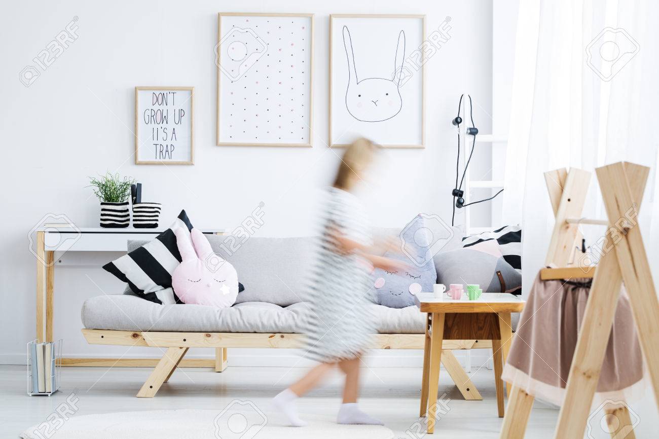 Равшании азулэ (ravshaniya). Ходить по комнате. Чел ходит по комнате. Красивые девушки мультяшные. Ноги в обуви.