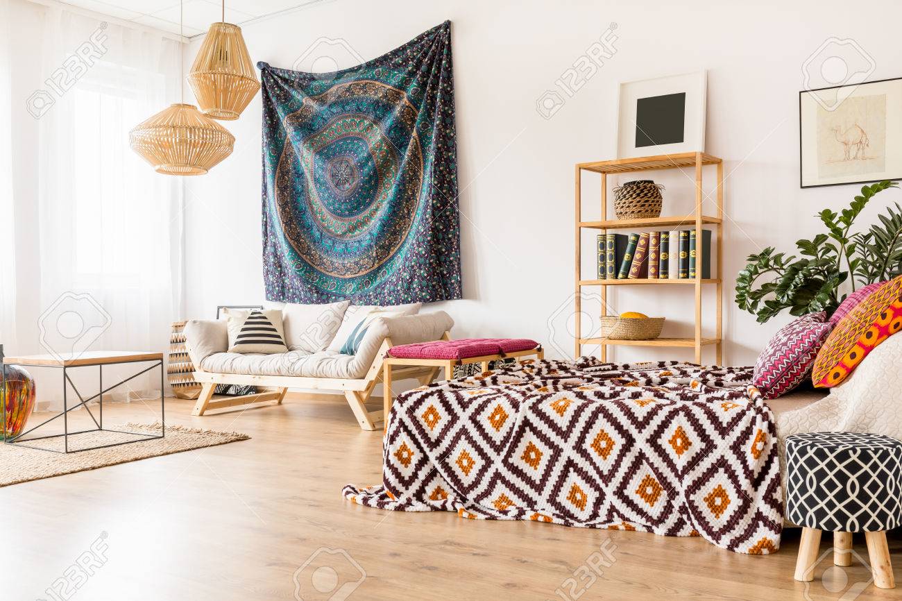 https://previews.123rf.com/images/bialasiewicz/bialasiewicz1708/bialasiewicz170800441/83595875-studio-interieur-im-ethno-stil-mit-einfachen-holzm%C3%B6beln.jpg