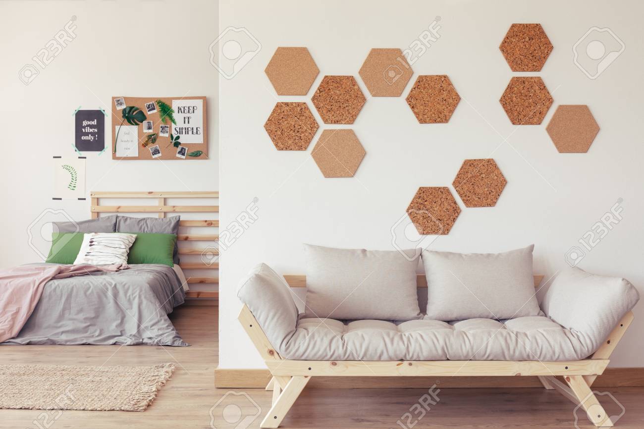 Modernes Naturliches Schlafzimmerdesign Mit Pastellfarben Einfachen Holzmobeln Weisser Wand Und Oko Dekor Lizenzfreie Fotos Bilder Und Stock Fotografie Image 83654074