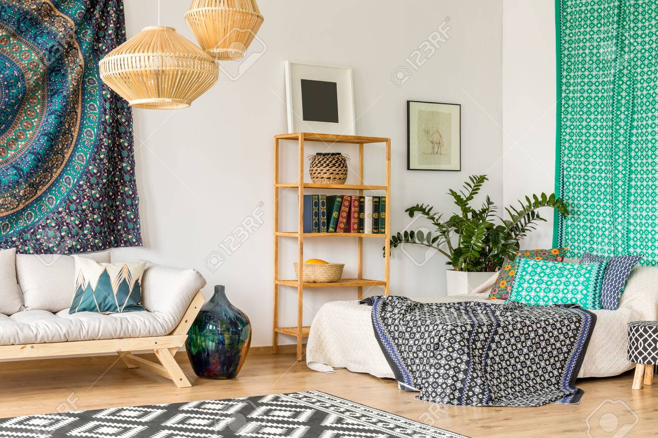 https://previews.123rf.com/images/bialasiewicz/bialasiewicz1708/bialasiewicz170800510/83654162-orientalisches-design-im-kleinen-studio-interieur-mit-holzm%C3%B6beln.jpg