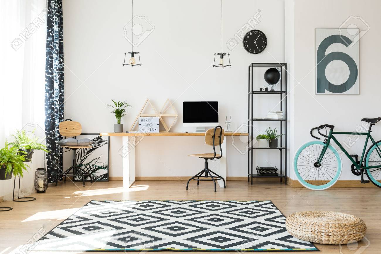 Bureau Bois Simple : Tagères de triangle sur un bureau en bois simple et affiche