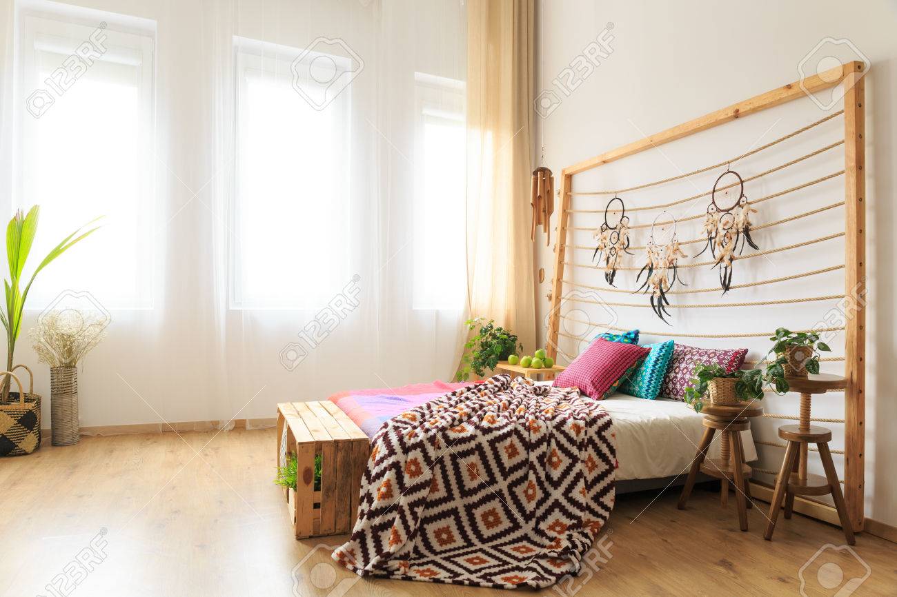 Geraumiges Schlafzimmer Mit Grossem Bett Mit Kopfteil Mit Traumfanger Lizenzfreie Fotos Bilder Und Stock Fotografie Image 84545835