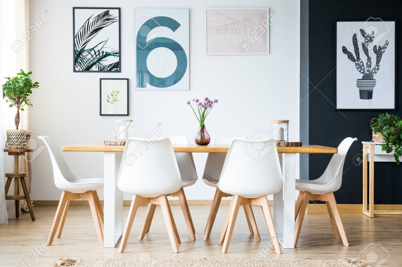 Grosses Helles Esszimmer Mit Pflanzenschmuck Lizenzfreie Fotos Bilder Und Stock Fotografie Image 84779225