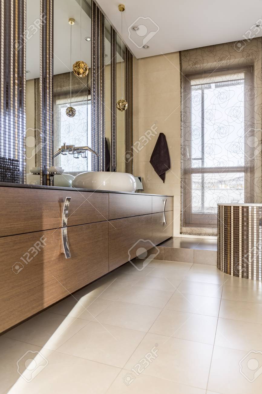 Immagini Stock Moderno Bagno Colorato Neutro Con Lampade