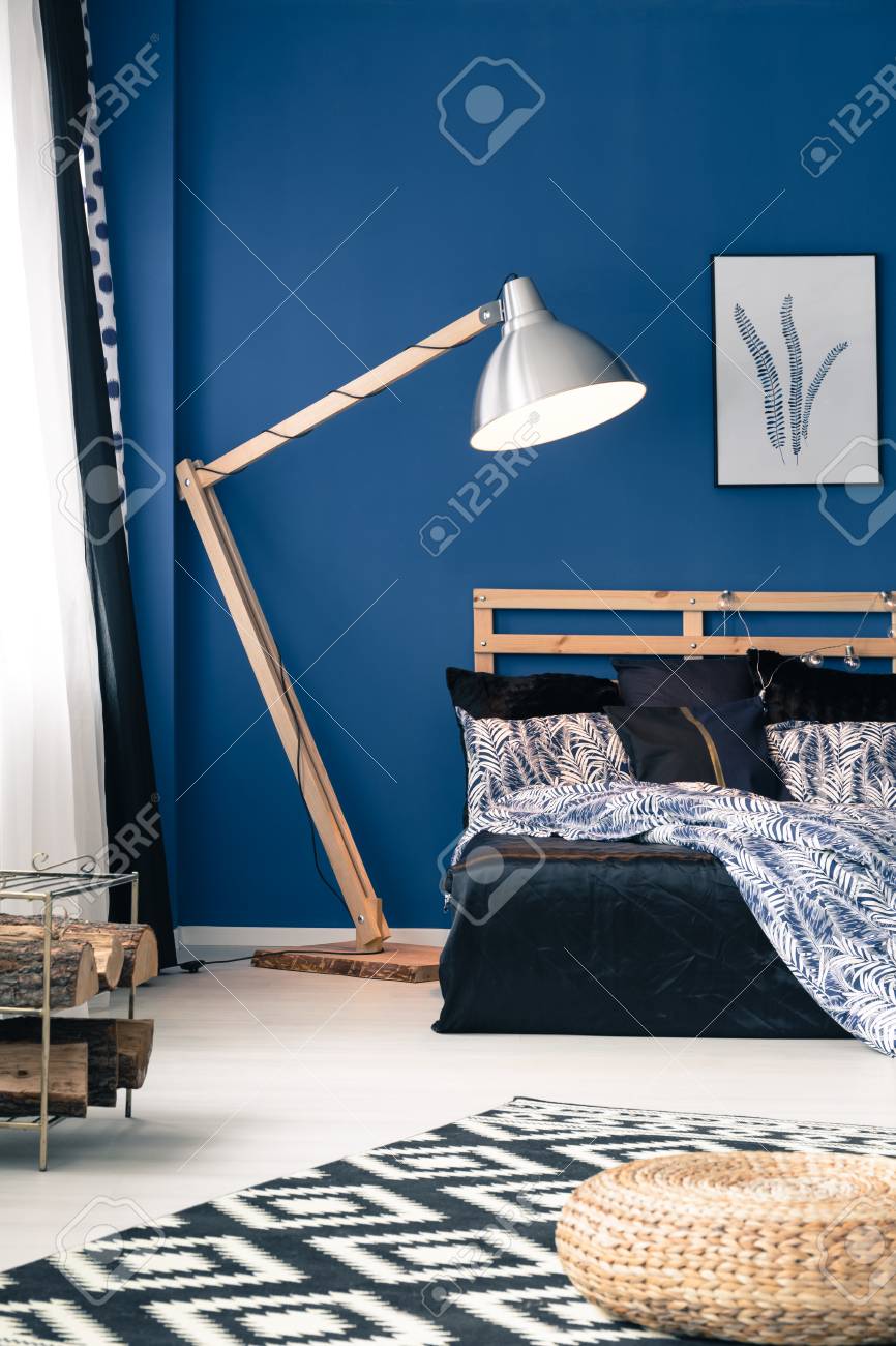 Schlafzimmer Mit Holz Und Metalllampe Blauen Wanden Und Indigo Satin Bettwasche Lizenzfreie Fotos Bilder Und Stock Fotografie Image 84817158