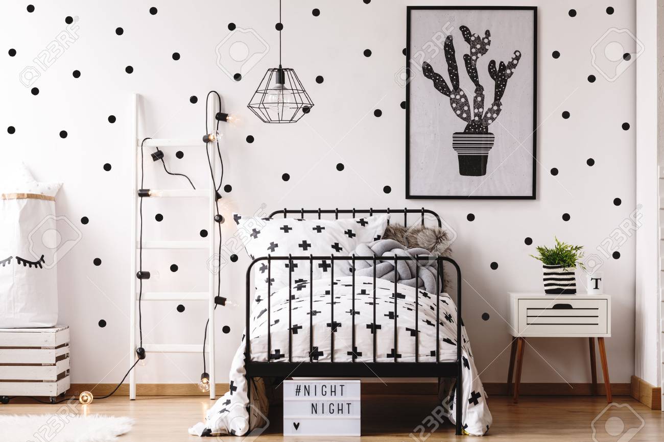 植物とモノクロの子供の部屋で黒いドットで白い壁紙に対する白いはしご の写真素材 画像素材 Image