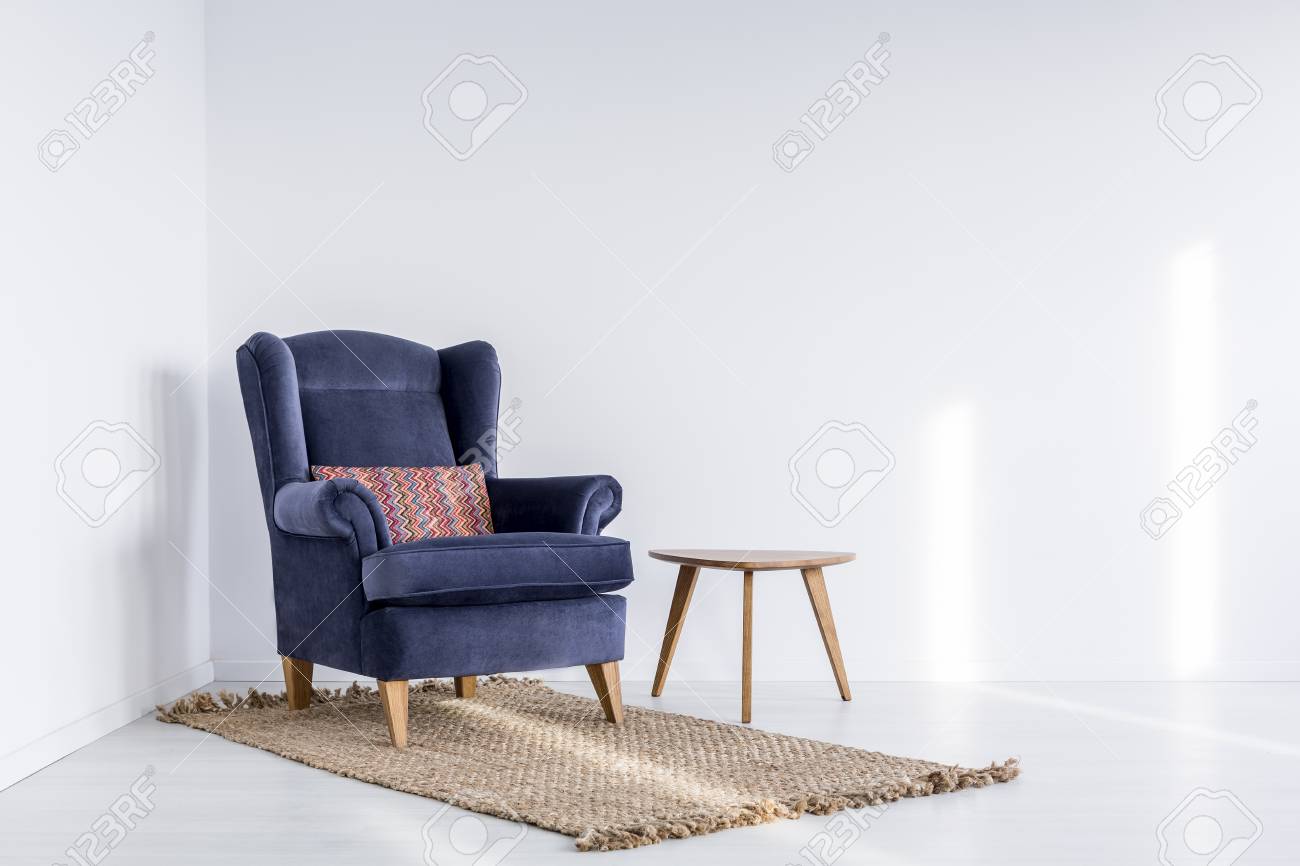 Teleskop auf gemusterten Teppich und Kupfer Tisch neben dem Teleskop auf gemusterten Teppich und Kupfer Tisch neben dem