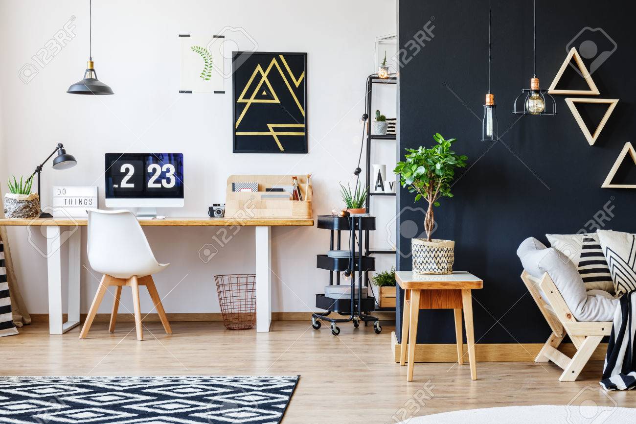 https://previews.123rf.com/images/bialasiewicz/bialasiewicz1709/bialasiewicz170900284/85279251-nordic-nat%C3%BCrliches-interieur-im-stilvollen-offenen-studio-f%C3%BCr-einen-freelancer-mit-sofa-schwarze-wand-und-b%C3%BCrofl%C3%A4ch.jpg