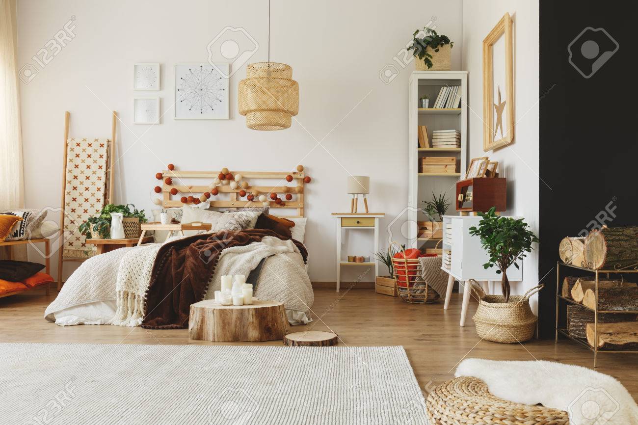 Schneiden Sie Holzstucke In Das Geraumige Gemutliche Schlafzimmer Lizenzfreie Fotos Bilder Und Stock Fotografie Image 85281210