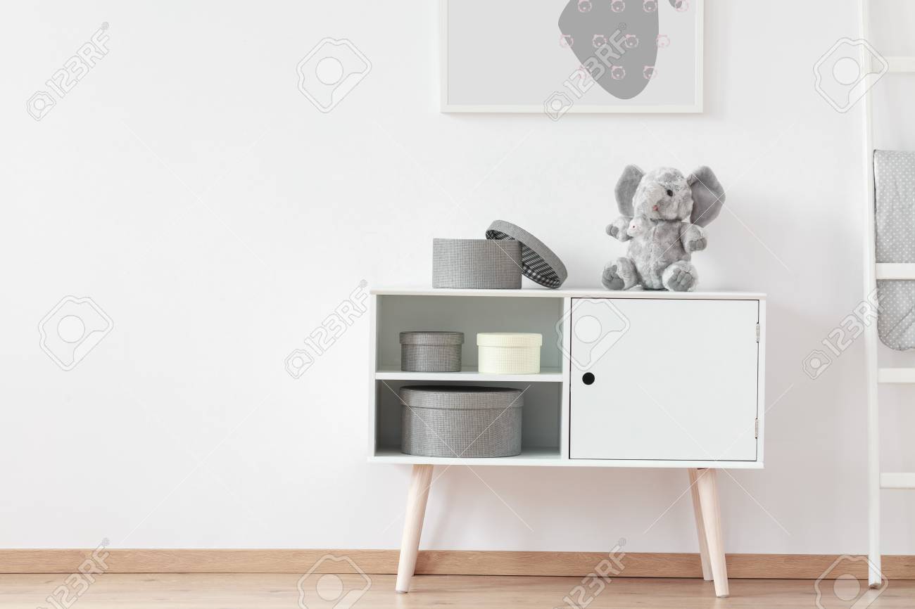 はしごの隣に小さな箱と灰色のぬいぐるみのおもちゃで白い木製の棚の上の写真 の写真素材 画像素材 Image