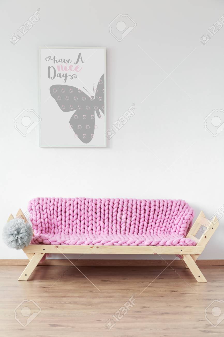 Cartel Minimalista En La Pared Blanca Sobre El Sofa De Madera Con