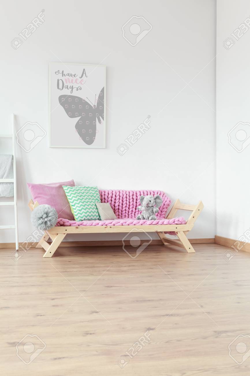 ソファの上にミント枕と北欧スタイルの子供部屋で白い壁に灰色の絵 の写真素材 画像素材 Image