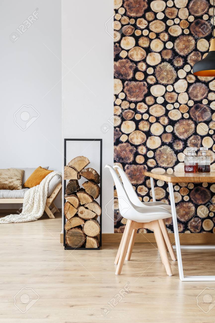 Warmes Esszimmer Inspiriert Vom Herbstwald Mit Schlichten Mobeln Brennholz Und Tapeten Lizenzfreie Fotos Bilder Und Stock Fotografie Image 85716301