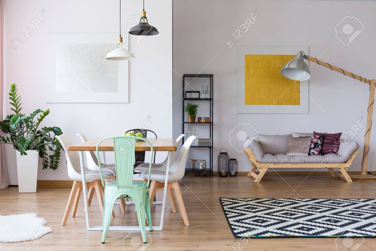 Silla De Menta En La Mesa De Comedor En La Habitación Amplia Con ... Silla De Menta En La Mesa De Comedor En La Habitación Amplia Con ...