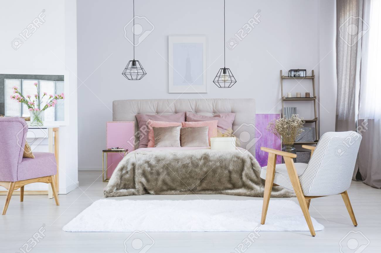 Cartel Colgado En La Pared Blanca Sobre La Cama Gris Con