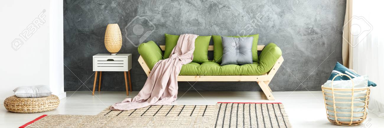 Oreiller Gris Sur Le Pouf Et Tapis De Modèle Dans Le Salon Simple ... Oreiller Gris Sur Le Pouf Et Tapis De Modèle Dans Le Salon Simple ...