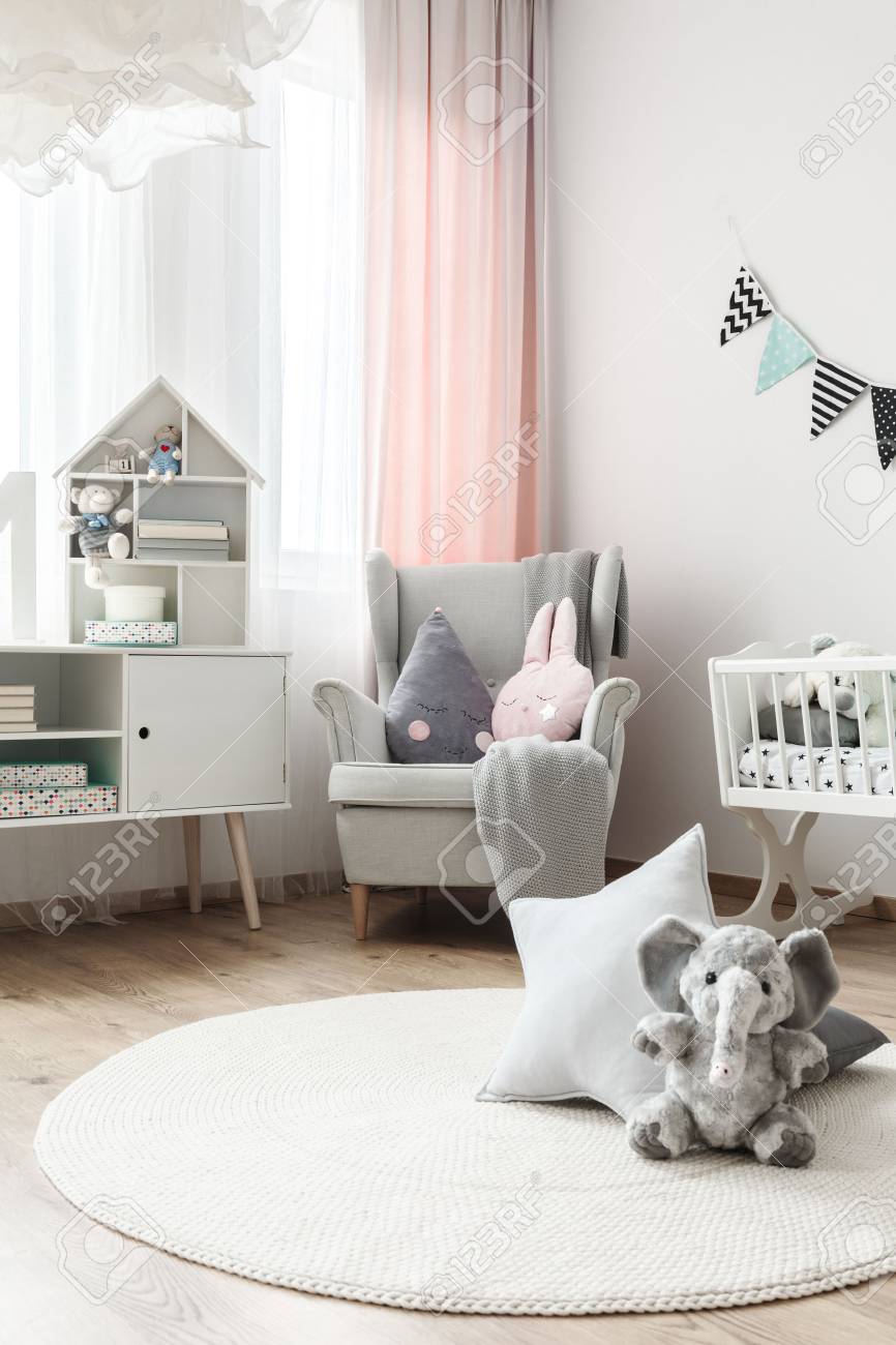Jouet D Elephant Gris Et Oreiller Etoile Sur Un Tapis Rond Blanc Dans La Chambre De Bebe Avec Fauteuil Gris Et Placard Banque D Images Et Photos Libres De Droits Image Jouet D Elephant Gris Et Oreiller Etoile Sur Un Tapis Rond Blanc Dans La Chambre De Bebe Avec Fauteuil Gris Et Placard Banque D Images Et Photos Libres De Droits Image