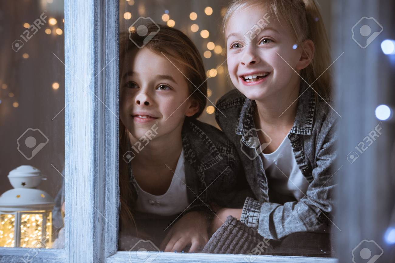 много сыновей. многодетная семья много сыновей. грустный ребенок. девочка скучает. детский дом фотосессия.