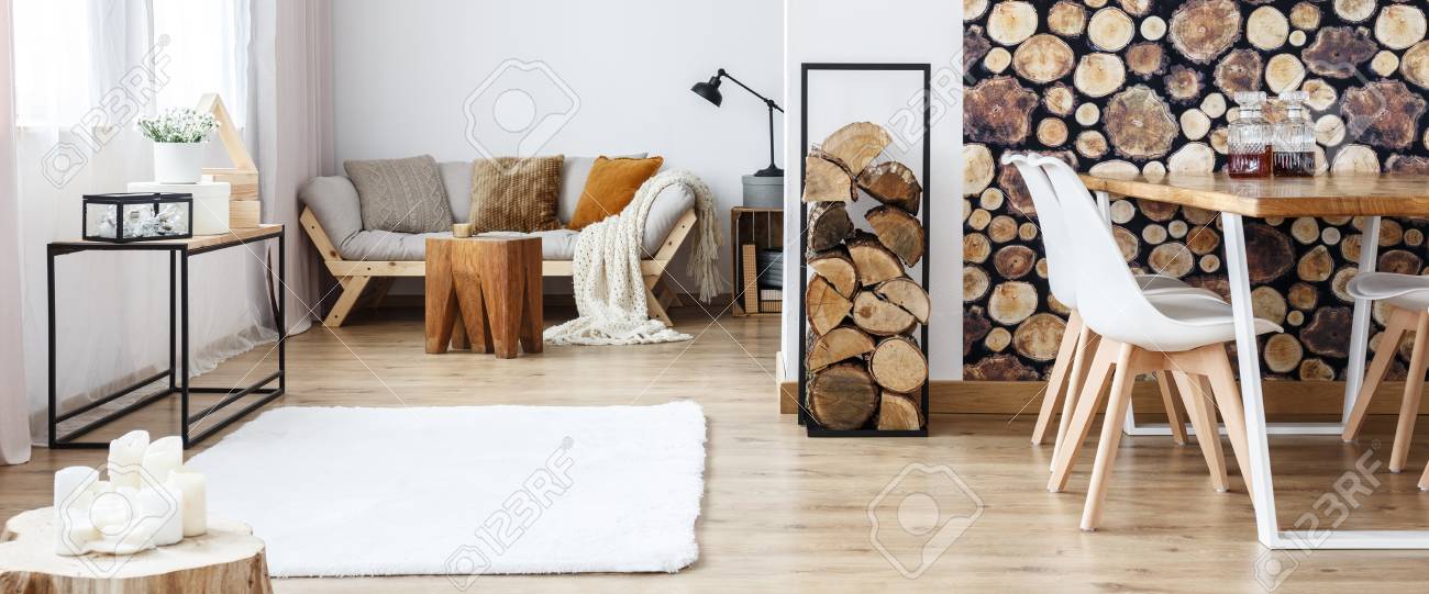 Cálida Habitación Multifuncional Con Sofá Y Mesa De Comedor Contra ... Cálida Habitación Multifuncional Con Sofá Y Mesa De Comedor Contra ...