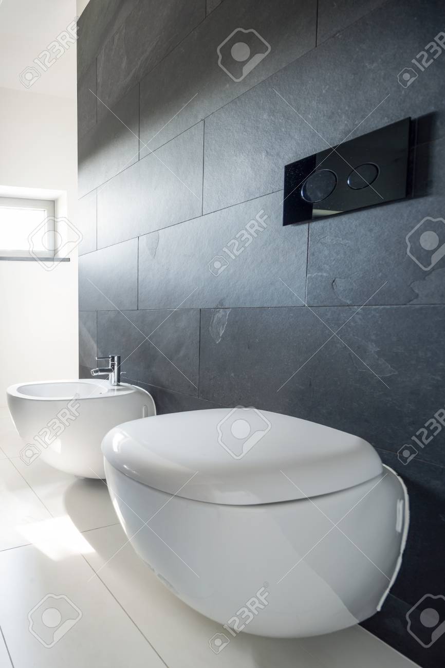 Esquina Del Bano Con Baldosas En La Pared Inodoro Blanco Y