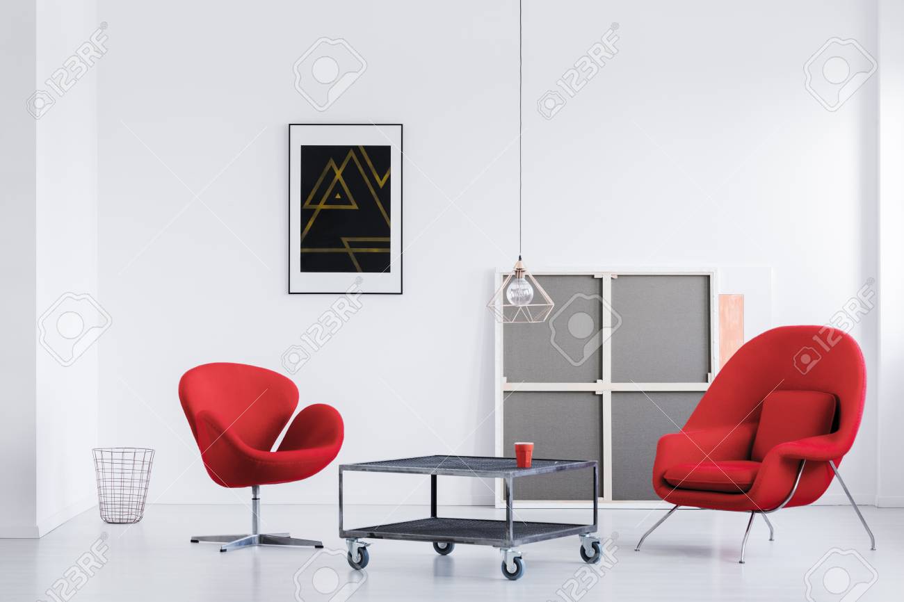 Cartel Grande Apoyado Contra La Pared Blanca Durante La