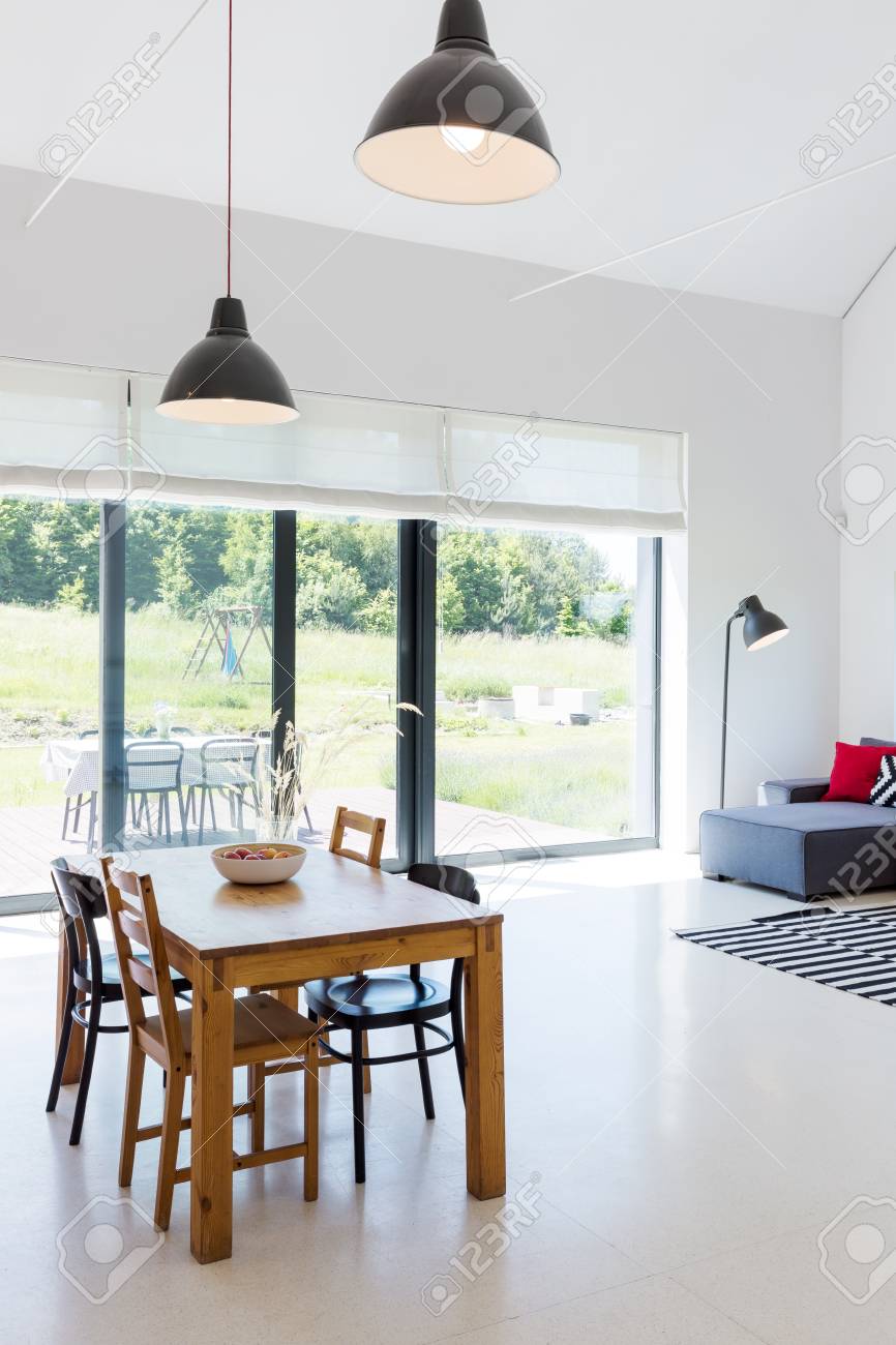 holztisch esszimmer, helles und einfaches esszimmer mit holztisch und stühlen lizenzfreie, Design ideen